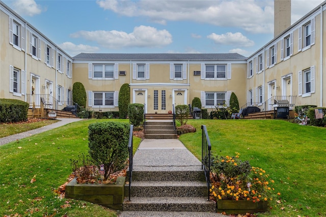 view of front facade with a front lawn