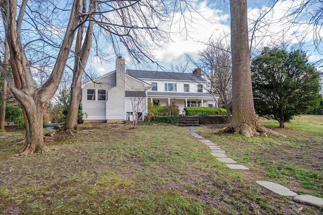 view of front facade with a front yard