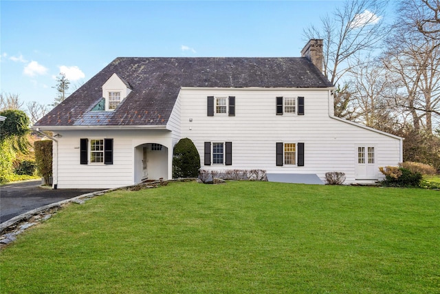 view of front of property featuring a front lawn