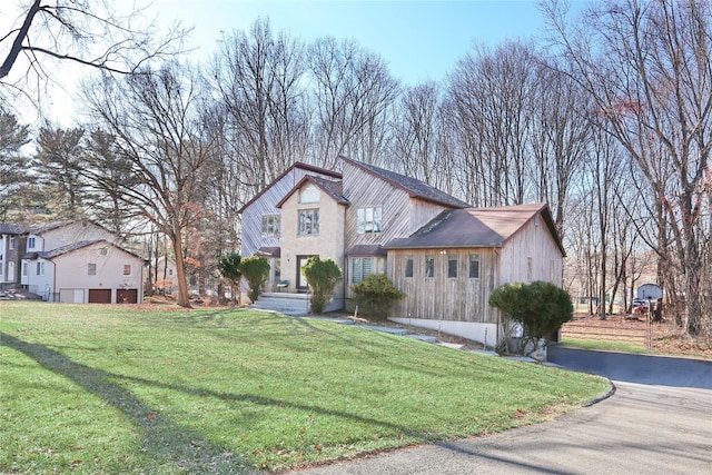 view of front of house with a front lawn