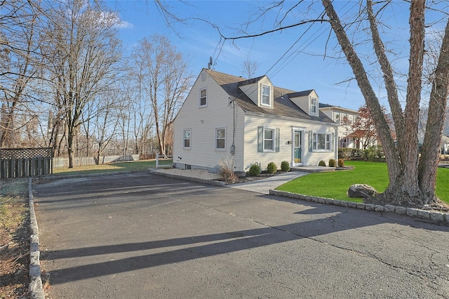 view of front facade with a front yard