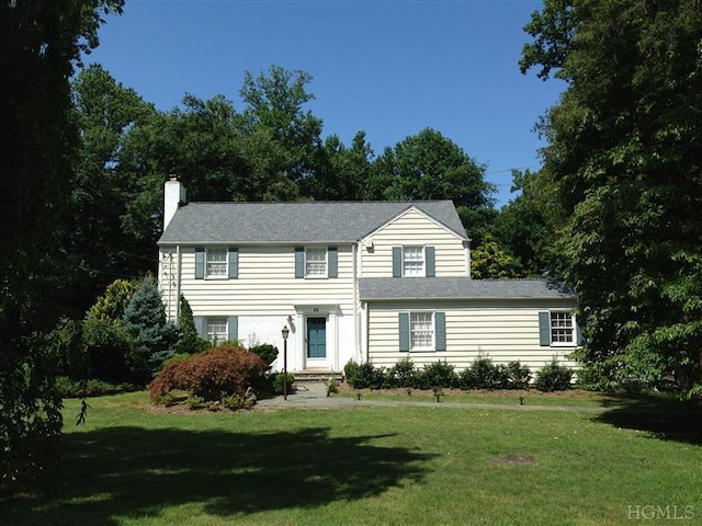 colonial inspired home featuring a front yard