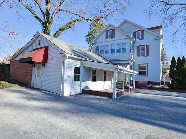 view of front of home with covered porch