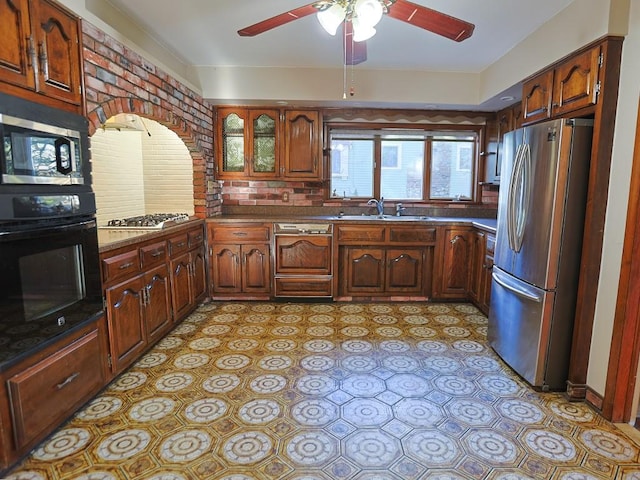 kitchen featuring decorative backsplash, stainless steel appliances, ceiling fan, and sink