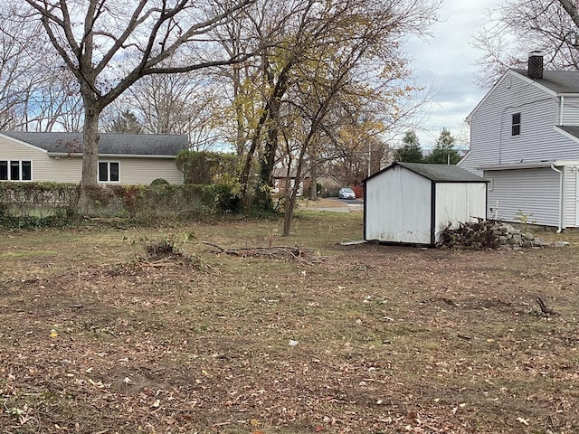 view of yard featuring a storage shed