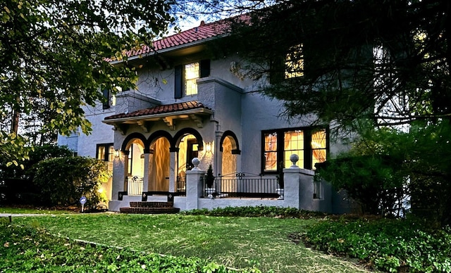 view of front of property featuring a front lawn