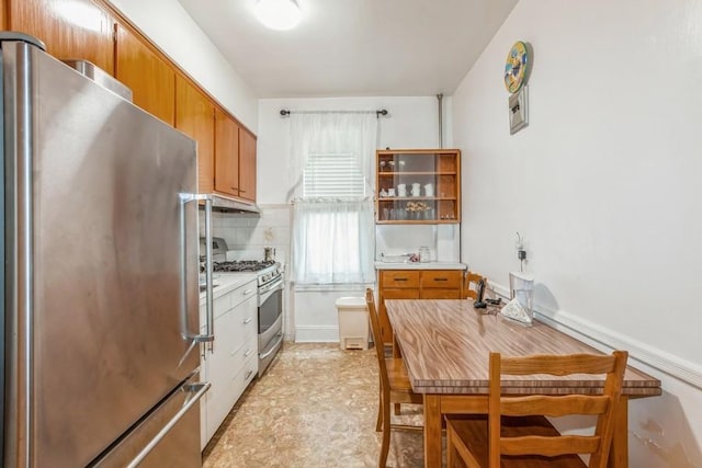 kitchen featuring tasteful backsplash and stainless steel appliances