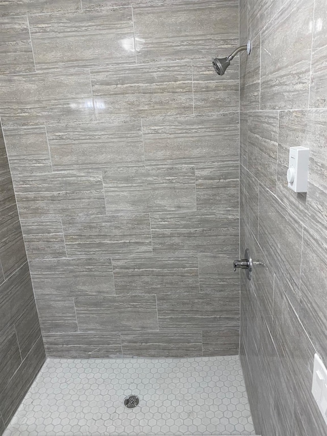 bathroom featuring a tile shower