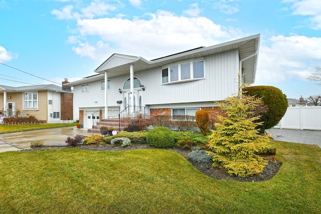 view of front of home featuring a front lawn and a garage