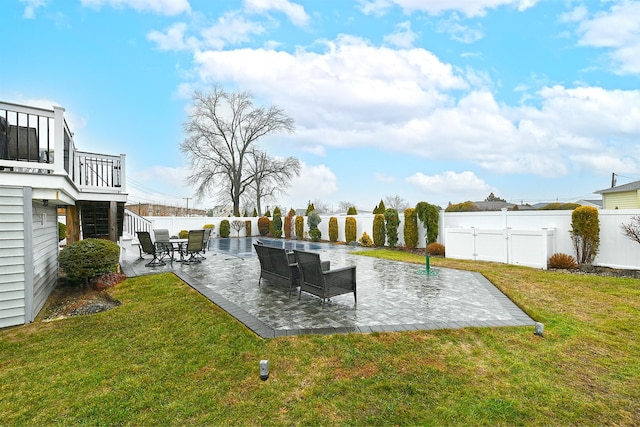 view of yard featuring a patio