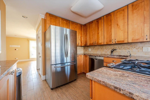 kitchen featuring backsplash, crown molding, stainless steel appliances, and light hardwood / wood-style floors