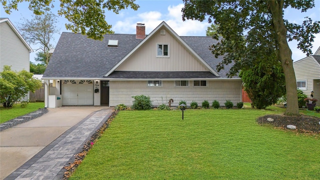 view of front of house featuring a garage and a front yard