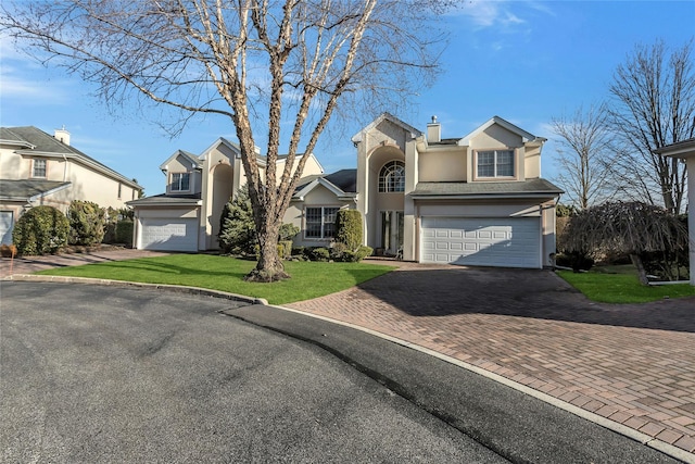 view of front facade featuring a garage and a front yard