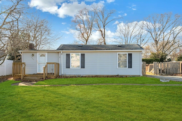 view of front of house featuring a front lawn