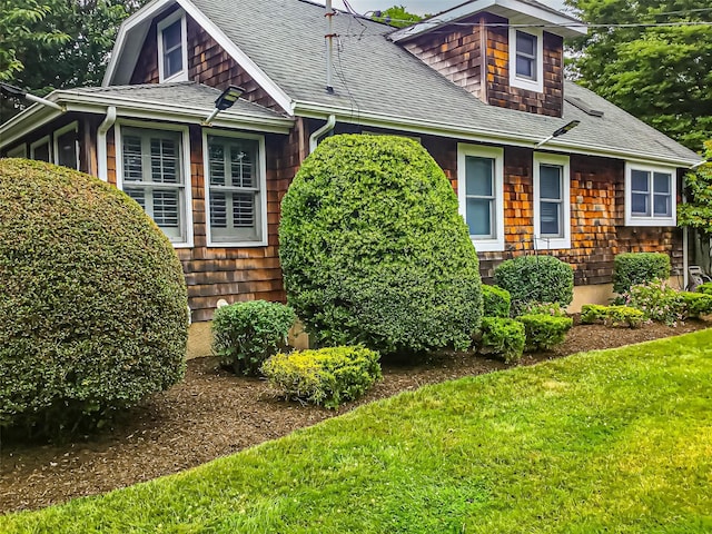 view of front of home featuring a front yard