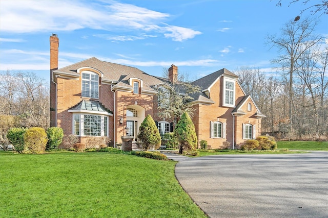 view of front of property with a front lawn