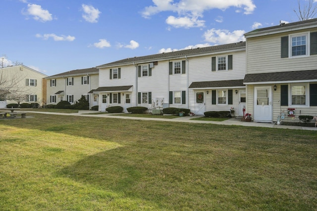 multi unit property featuring a front yard