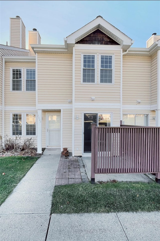 view of front of property