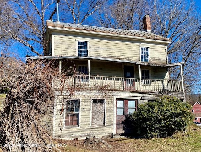 view of front facade featuring a balcony