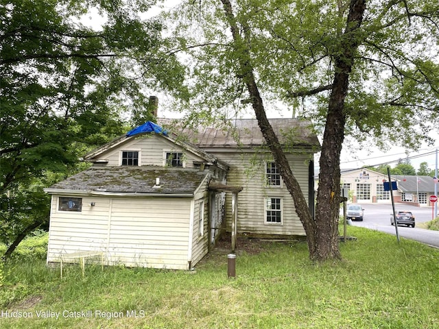 exterior space featuring a lawn