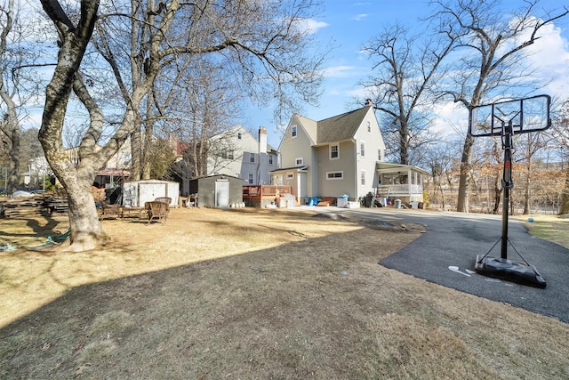 view of yard with a storage shed