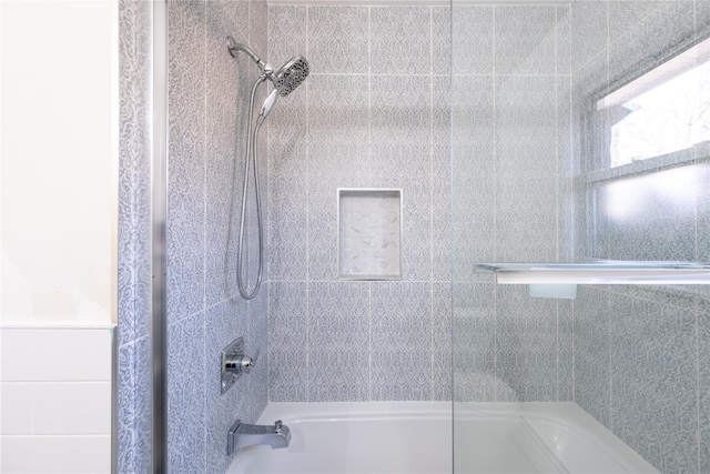 bathroom featuring tiled shower / bath