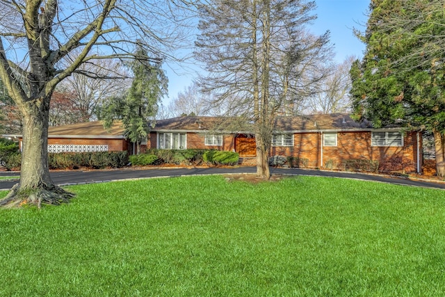 view of front of property featuring a front yard