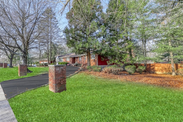 view of front facade featuring a front lawn