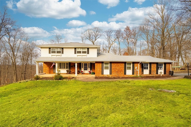 view of front of home featuring a front lawn