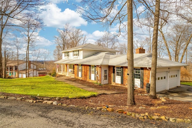 view of front of house featuring a front lawn and a garage