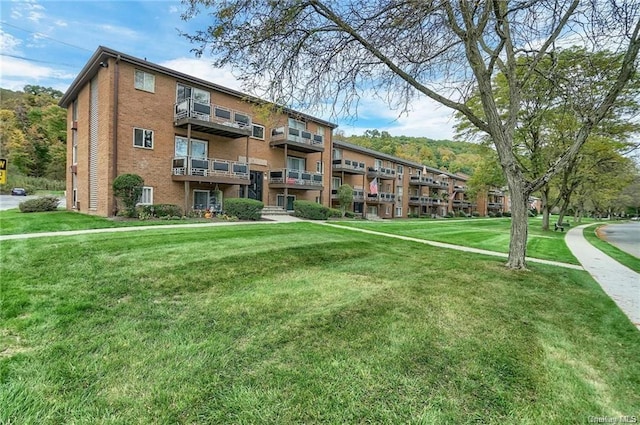 view of property's community featuring a lawn