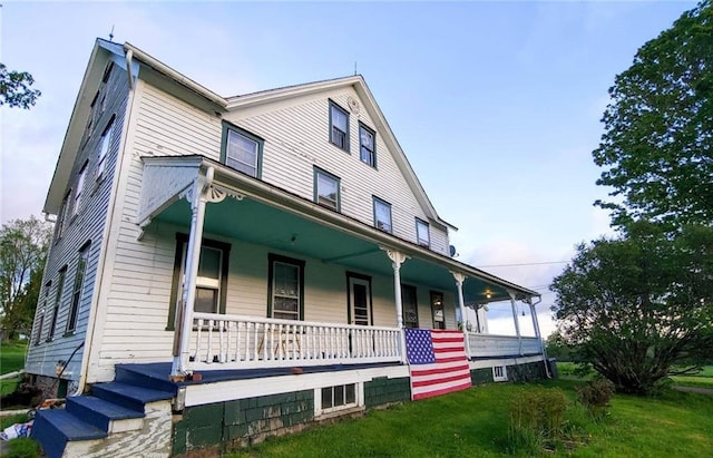 view of front facade with a front yard and a porch