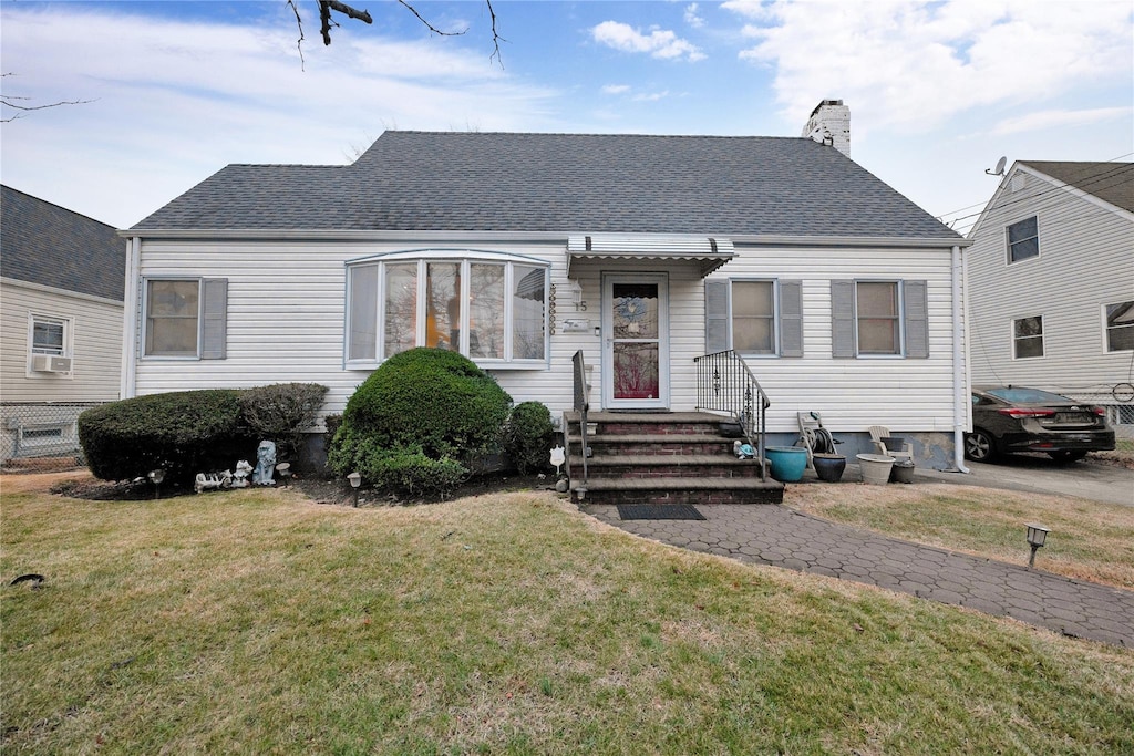 view of front of home featuring a front lawn