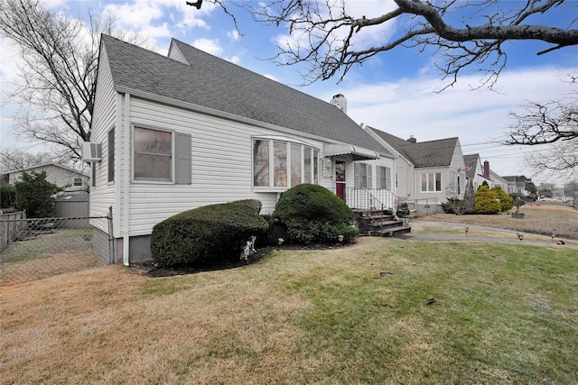 view of front of property featuring a front yard