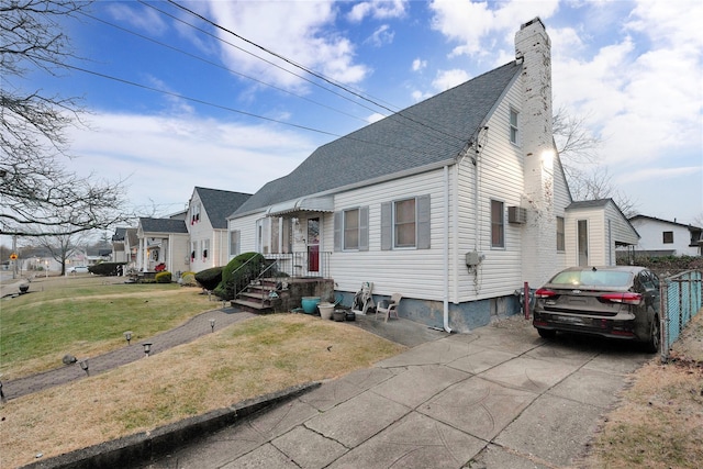 view of front of property featuring a front lawn