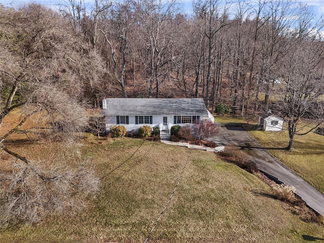 view of front of house featuring a front lawn