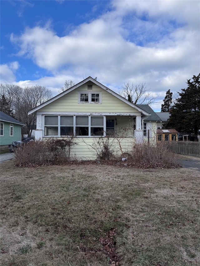 view of front of home featuring a front lawn