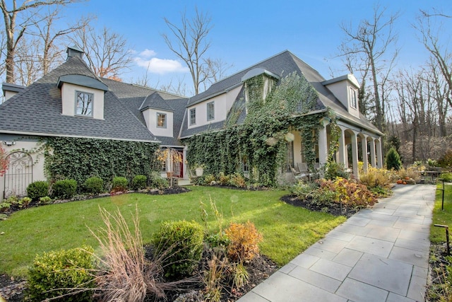 view of front of home featuring a front yard