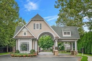 view of front of house featuring aphalt driveway