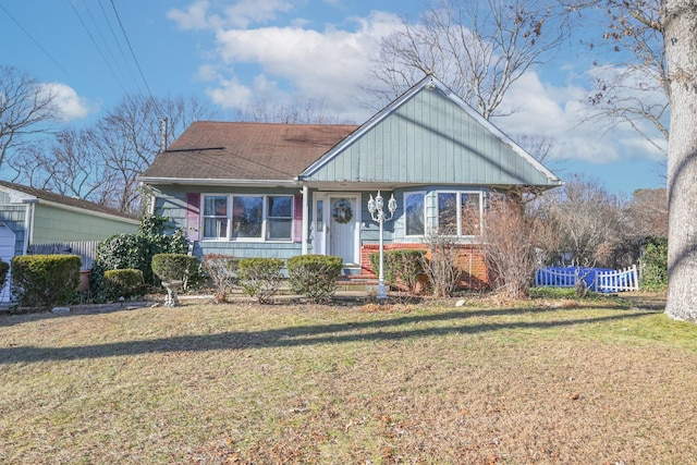 view of front facade featuring a front lawn