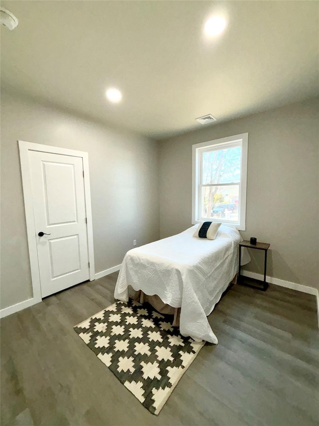 bedroom featuring dark wood-style floors, recessed lighting, visible vents, and baseboards