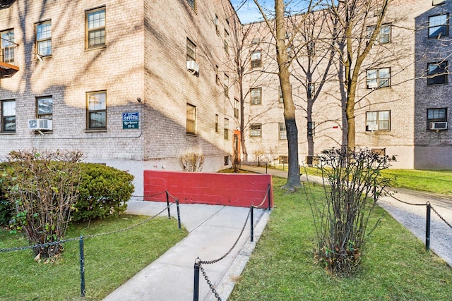 view of property's community featuring a lawn