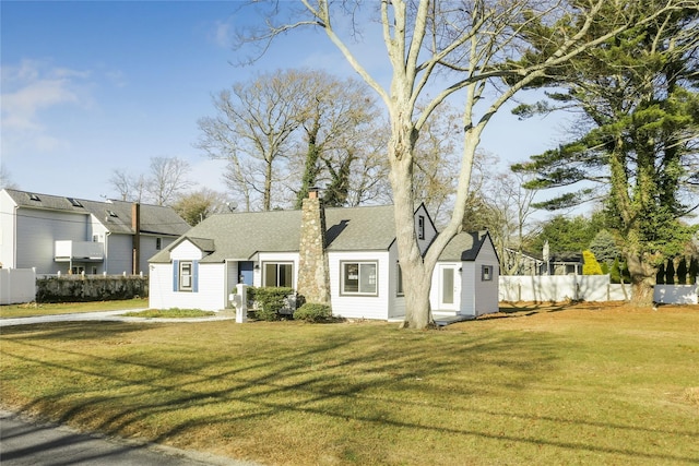 view of front of home featuring a front yard