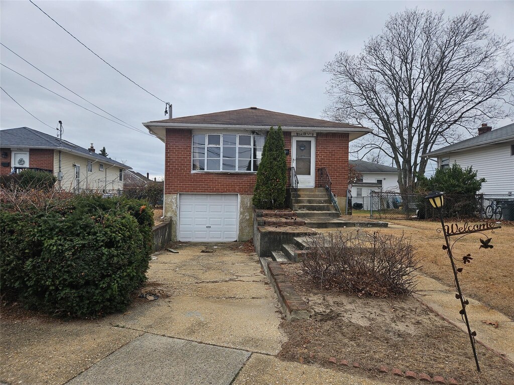 view of front of property featuring a garage