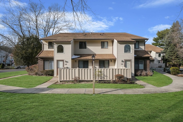 view of front of property featuring a porch and a front yard