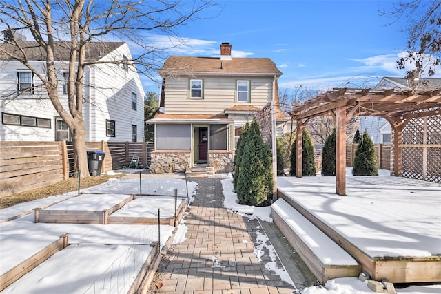 view of front of property featuring a pergola