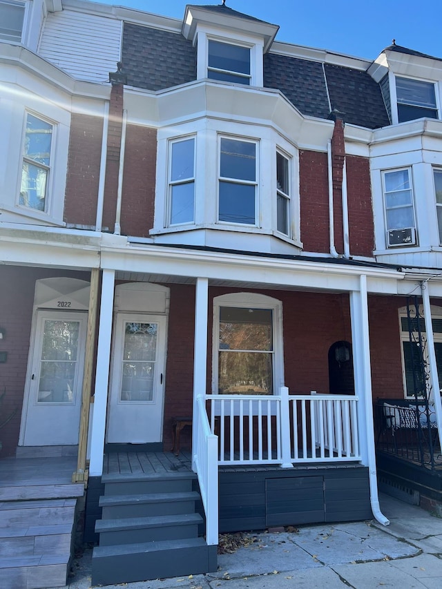 property entrance featuring a porch