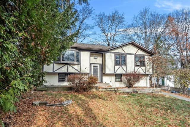 view of front of house featuring a front lawn