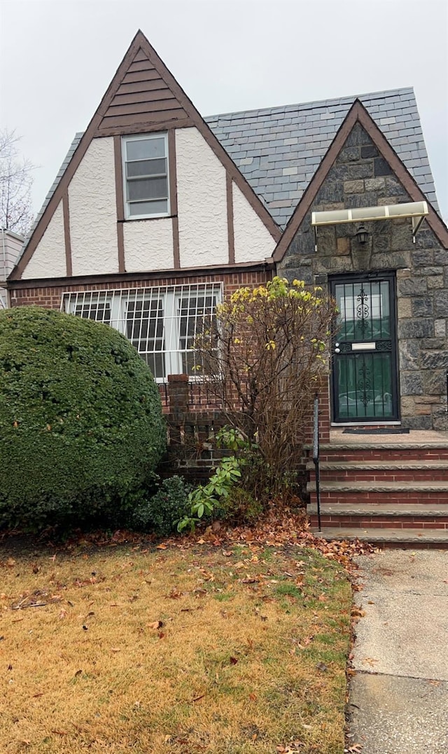 view of front of house featuring a front lawn