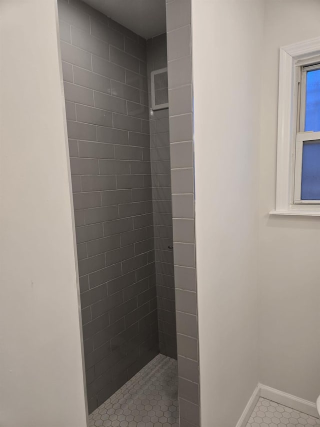 bathroom featuring a tile shower